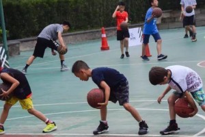 小学生篮球防守侧滑步的技巧与训练方法（提升篮球防守效果，培养侧滑步基本功）