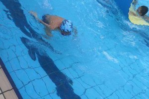 掌握游泳憋气技巧的秘诀（如何在水里憋气？技巧让你游得更好！）