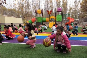 幼儿园篮球进攻防守技巧，让孩子轻松掌握篮球基本功（提升孩子篮球水平的关键在于技巧训练和趣味练习）