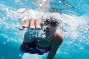 游泳小技巧大揭秘（学会游泳的14个小技巧，让你成为水中自由的鱼）
