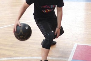 青少年篮球防守后撤步技巧（提升防守能力的关键动作）