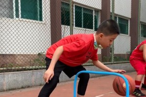 篮球防守滑步（掌握篮球防守滑步技巧，让你成为无可阻挡的防守专家）