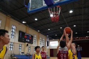 无人防守，篮球抱球跑的奇招（一招制胜，速度与技巧兼备）