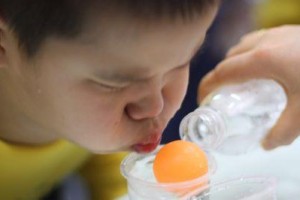 乒乓球为何不给吹球？（探索乒乓球比赛规则中禁止吹球的原因及意义）