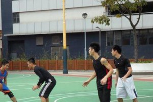 小学篮球一对一防守教学秘籍（打好基础助力小球员成长）