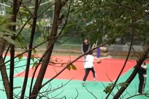 篮球场上的搞笑一对一防守大战（挑战、欢笑与尴尬，篮球场上的搞笑一对一防守竟有多有趣！）