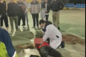 打篮球时防守是否可以一直撞人？（探讨篮球比赛中合理的身体接触）