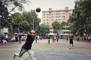 背打时防守人抱着你如何应对？（揭秘背打时防守技巧，提升篮球技能）