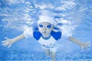 幼儿游泳吐泡泡的技巧（如何帮助幼儿学会游泳吐泡泡）