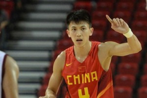 篮球进攻与防守（解析篮球战术中进攻与防守的重要性及相互影响）