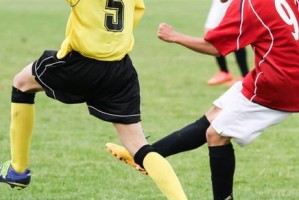 足球运动员发球技巧解析（掌握正确的踢球姿势，提升发球精准度与力量）