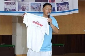 成为一名优秀的篮球防守教练员（掌握防守技巧，引领球队取得胜利）