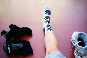 打篮球防守时的撞击防护技巧（保护自己免受撞击伤害的关键方法）