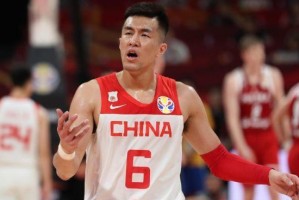 篮球后卫的防守位置及技巧（打造坚实的后场防守墙——后卫位置的防守要点与训练方法）