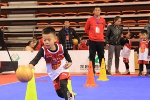 提升篮球实战防守能力的U6训练方法（全面发展儿童运动技能，从基础篮球实战防守开始）