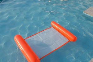 游泳中的漂浮技巧——轻松掌握水中平衡的关键（提升游泳能力，掌握漂浮技巧，享受水中的自由与乐趣）