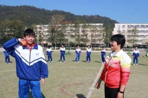 掌握排球原地向上推球技巧（精准传球，控制球的高度与速度）