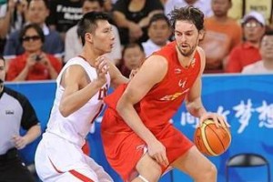 如何应对紧逼式防守下的篮球技巧（突破技巧和传球策略助你战胜对手的紧逼防守）