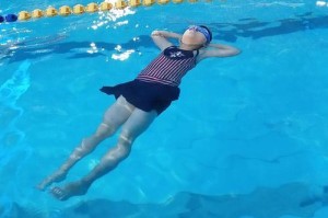 幼儿学游泳的技巧（培养幼儿水中安全感，提高游泳技能）