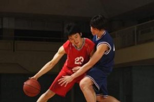 如何防守脚步快的对手？（打篮球时如何应对对方脚步迅捷的防守技巧）