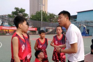 打篮球后卫的防守策略（以谁先发球为主的防守战术）