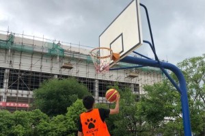篮球绕后步的进攻与防守技巧（掌握绕后步，攻守两不误）