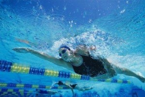 游泳中转身技巧（掌握正确的转身技巧，提高游泳效果和速度）