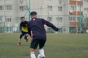 足球后跳过人技巧（以后跳过人技巧为主题的足球技巧分享）