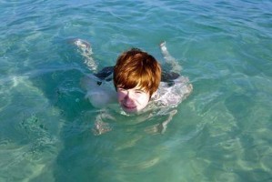 掌握海里游泳的简单技巧（以海里简单游泳技巧教学为主题）
