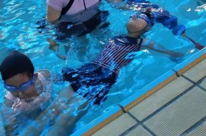 如何帮助5岁宝宝学会游泳（培养儿童水中安全意识的关键技巧）