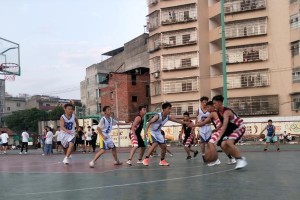 小学生打篮球比赛的防守技巧（提高小学生防守能力，为篮球比赛取得胜利！）
