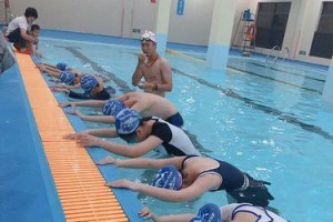 初学游泳憋气小技巧（掌握正确的呼吸方法，轻松游泳憋气）