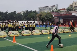 高效学习足球高速绕杆技巧的秘诀（掌握关键步骤，提升足球技术水平）