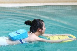 初学者游泳漂浮技巧——轻松掌握水中平衡（初学者游泳漂浮技巧，让你在水中轻松漂浮）