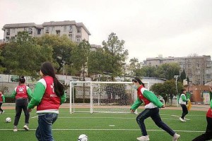 女生学习足球教练技巧（提升女生足球教练技术的关键要点）
