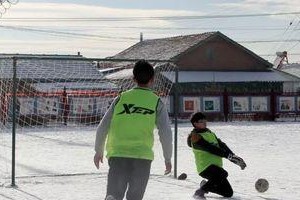 雪地足球的技巧和方法——在冰天雪地中尽情踢球