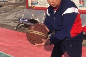 无声守护（篮下防守，默契靠身体，不言自明）