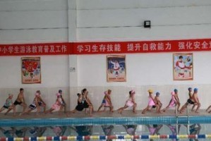 南宁学游泳技巧中考生报名，掌握水中自救常识（为中考生提供游泳技巧培训，助力安全度过暑假）