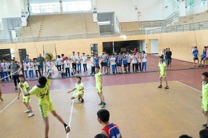 掌握排球速攻扣杀的关键技术（以击球力量、视线准确和跳起高度为关键的速攻扣杀技术要领）
