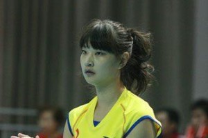 如何正确进行排球下摆式发球动作（掌握发球要领，提高发球准确性）