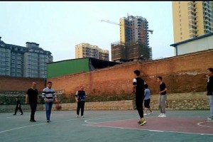 背后防守的技巧与策略（如何在篮球场上有效应对背后防守？）