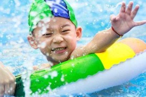 游泳安全与技巧指南（了解游泳的注意事项和处理技巧，享受水上乐趣）