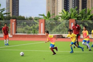 小学生足球比赛中的抢球技巧（提高抢球能力，成为比赛的关键人物）