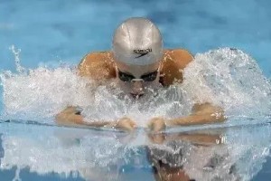 游泳呼吸的正确方法与技巧（掌握游泳呼吸关键，提高游泳技巧）