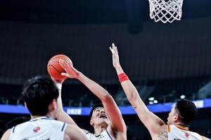 篮球防守中的三秒规则解析（探讨防守方是否能够在篮球比赛中停留超过三秒）