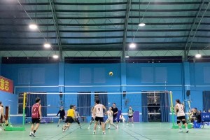 掌握排球下坠接球的技巧（学习如何准确接住从空中下坠的排球）