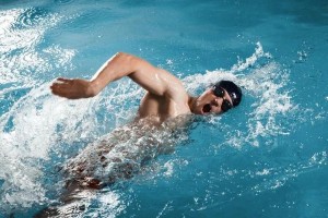 水中游泳换气技巧讲解（掌握正确的呼吸技巧，轻松游遍水中世界）