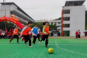 校园足球过人技巧教学（提高学生足球技术水平，打造校园足球风潮）