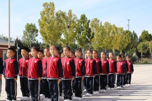 优先教授小学生篮球防守步伐的重要性（培养基本防守能力，提升小球员整体水平）