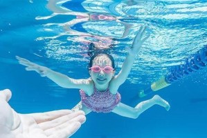 探索自由游泳的技巧与窍门（掌握优雅的自由游泳姿势，轻松畅游泳池）